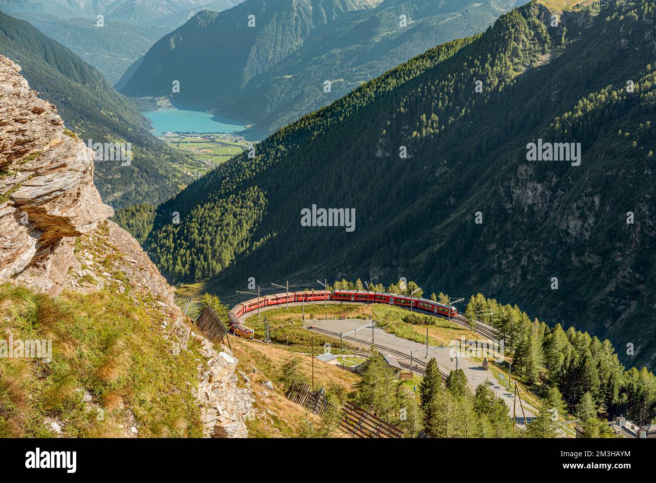 Treno di montagna alla stazione di Alp Gruem, con il Valposchiavo sullo sfondo, Engadin, Svizzera Foto Stock