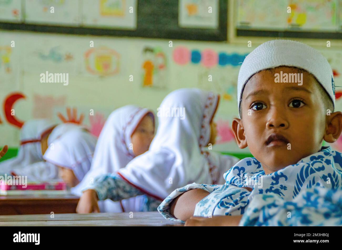 Villaggio di Sukamanah, distretto di Jambe, Banten, Indonesia - 12 aprile 2018: Fuoco selettivo di un ragazzo elementare dello studente che fissava qualcosa con altro SCH Foto Stock