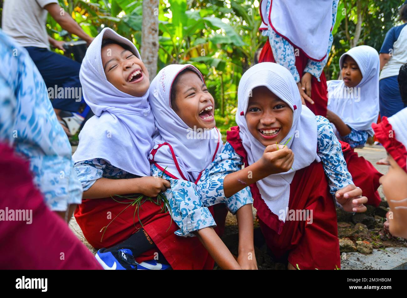 Sukamanah Village, Jambe District, Banten, Indonesia - 12 aprile 2018: Happy Energetic School Kids Playing in Front of their School SDN Sukamanah Foto Stock
