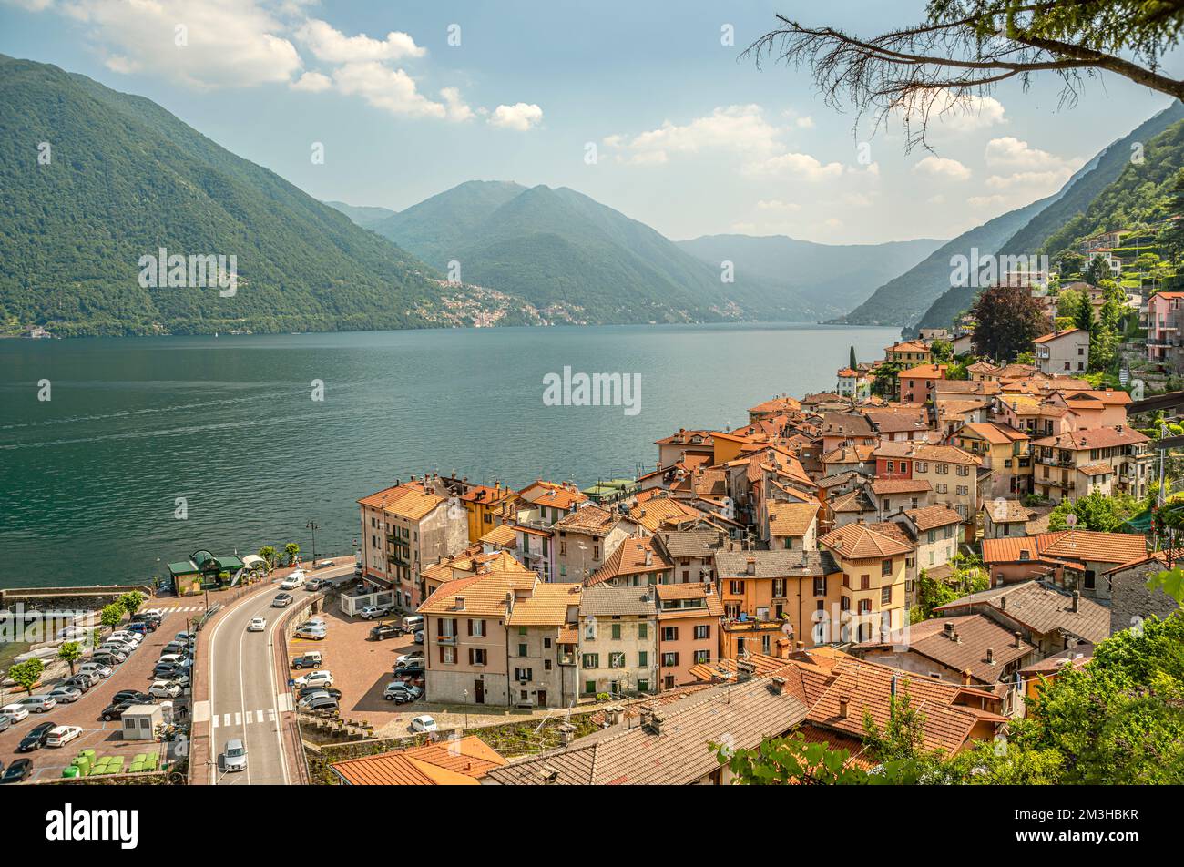 Vista su Argegno sul Lago di Como, Lombardia, Italia Foto Stock