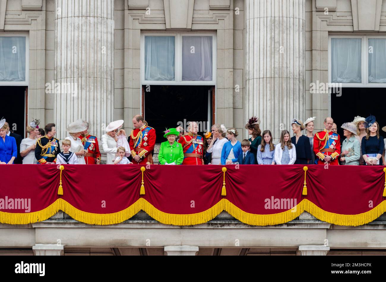 Famiglia reale estesa sul balcone di Buckingham Palace dopo aver Trooping the Colour 2016. La Regina, il Principe Filippo, Kate, Guglielmo con i figli Foto Stock