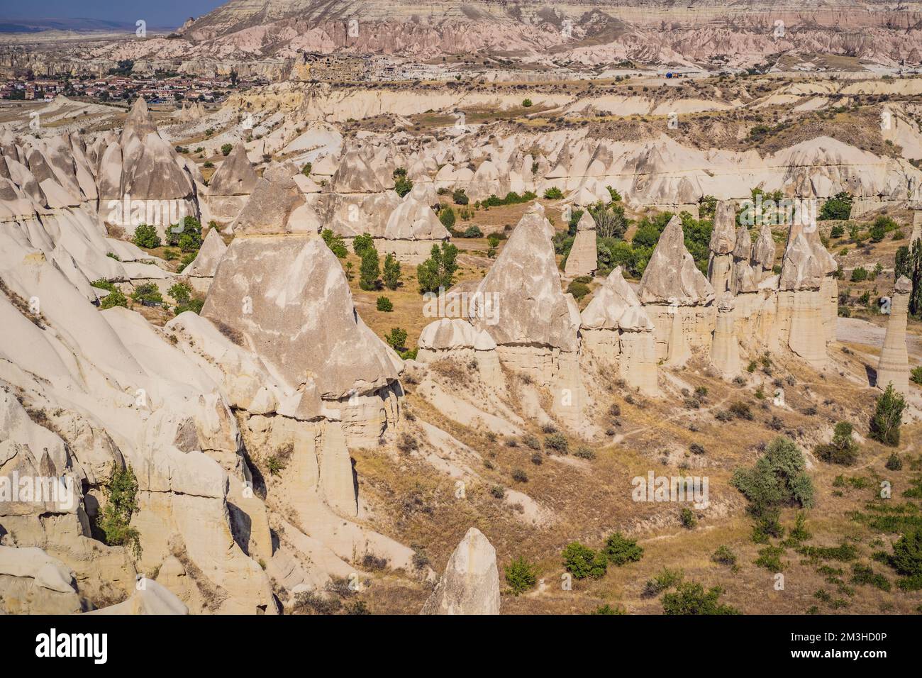 Formazioni geologiche uniche in Love Valley in Cappadocia, popolare destinazione di viaggio in Turchia Foto Stock