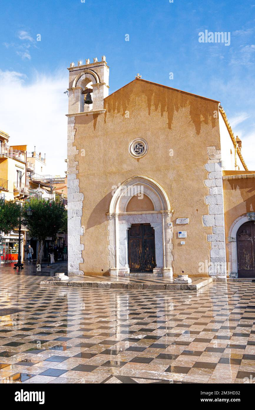 Piazza del paese di Taormina, Sicilia Foto Stock