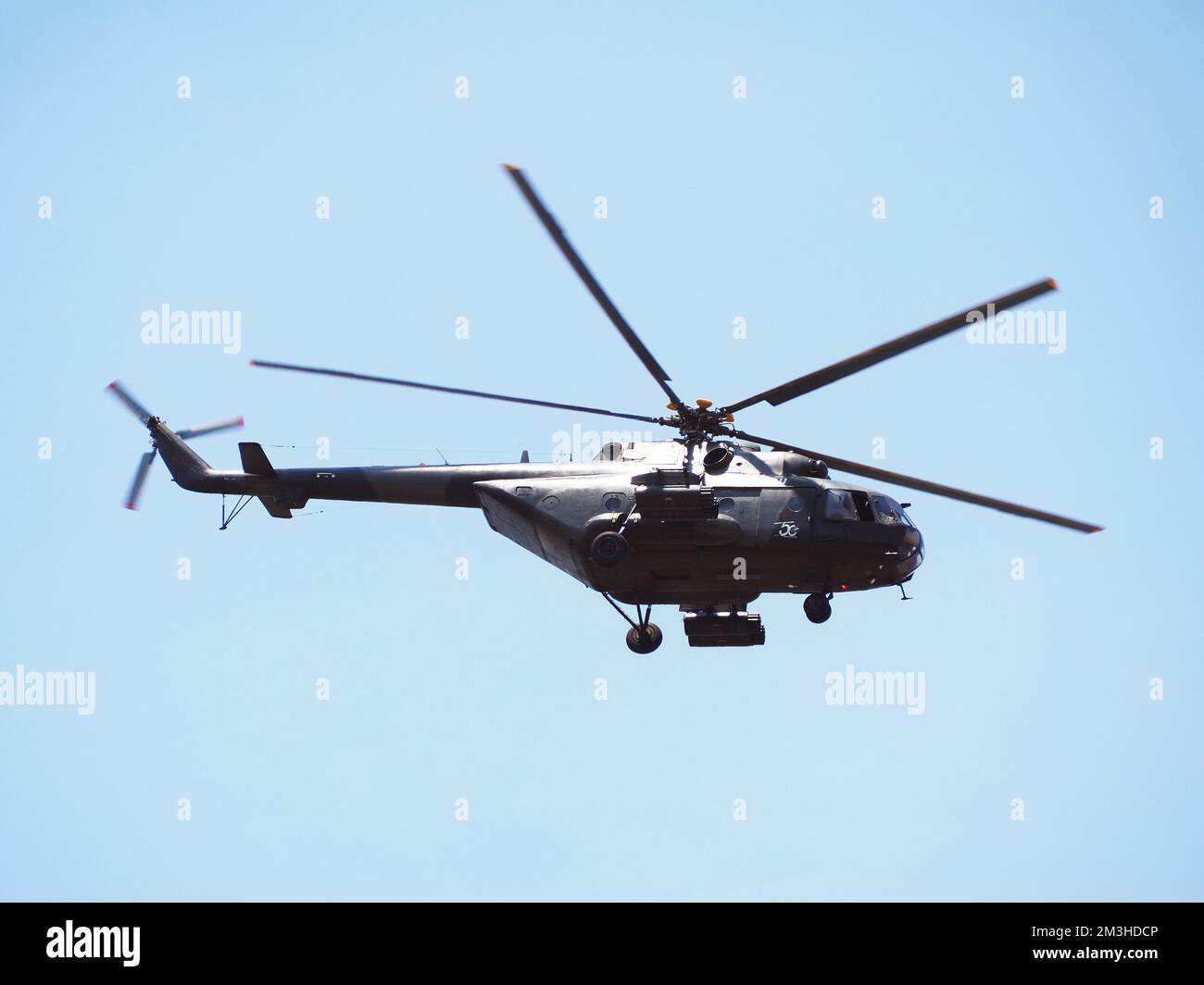 Lima, Perù. 15th Dec, 2022. MIL mi-171 elicottero russo dell'aeronautica peruviana che sorvola la città in mezzo a violente proteste a seguito dell'estromissione del presidente Pedro Castillo. Il nuovo governo peruviano ha dichiarato mercoledì un'emergenza nazionale di 30 giorni, sospendendo i diritti di sicurezza personale e di libertà. Credit: Agenzia Stampa Fotoholica/Alamy Live News Foto Stock