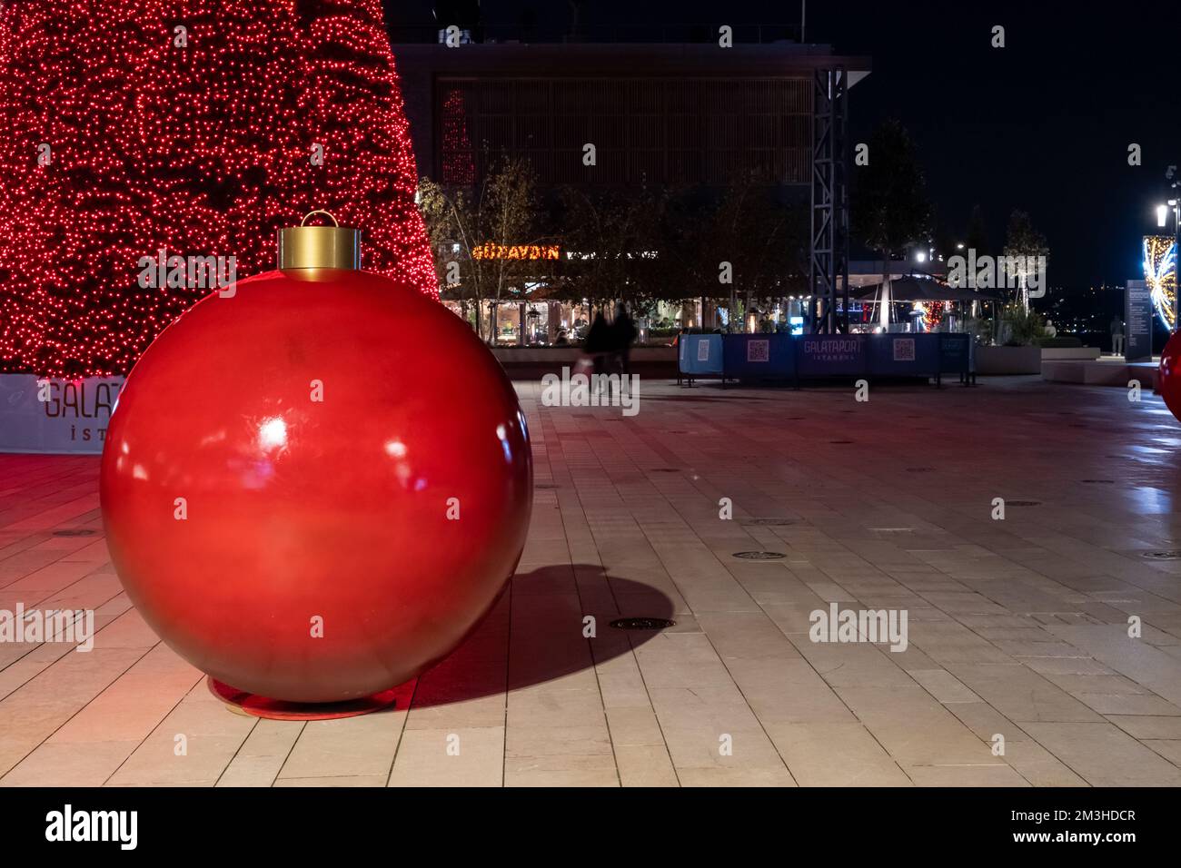 Albero di Natale al crepuscolo. Albero di concetto di Natale a Galatport. Istanbul, TURCHIA - 16 dicembre 2022 Foto Stock