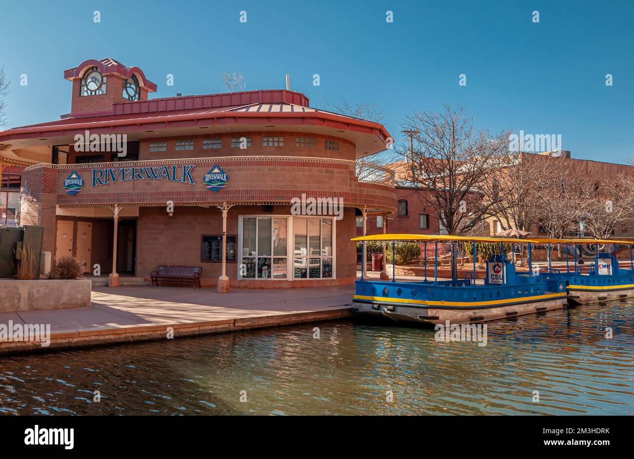 Fai un giro in barca lungo lo storico lungofiume dell'Arkansas a Pueblo, Colorado, una piccola attrazione urbana che offre attività ricreative sul lungomare e turismo locale. Foto Stock