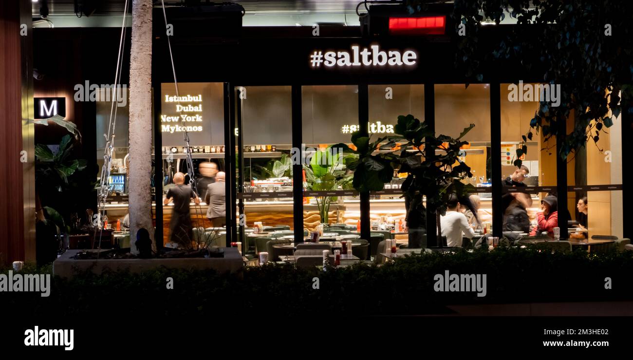 Saltbae Burger Galataport Salt Bae è un ristorante internazionale. Notte, vista esterna concetto di ristorante. Istanbul, TURCHIA - 13 Dicembre 2022 Foto Stock