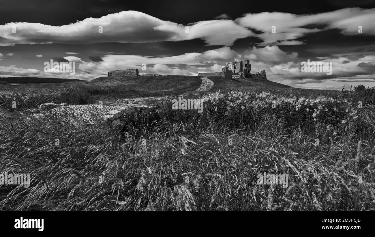Castello di Duffus, bianco e nero Foto Stock