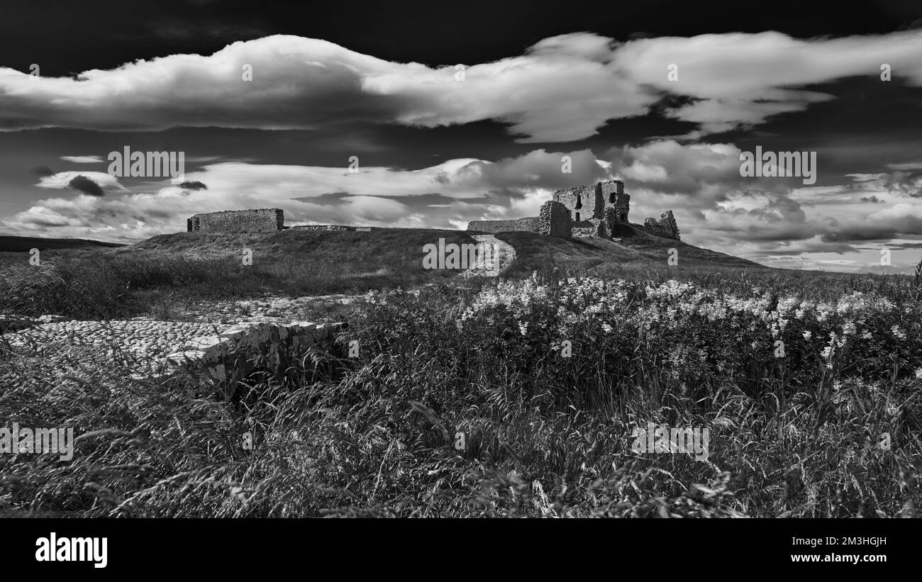 Castello di Duffus, bianco e nero Foto Stock