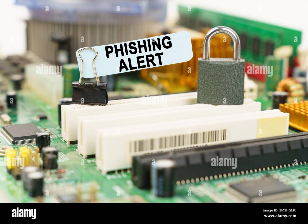 Concetto di protezione del computer. Sulla scheda madre è presente un adesivo che indica "Phishing Alert" (Avviso di phishing) Foto Stock