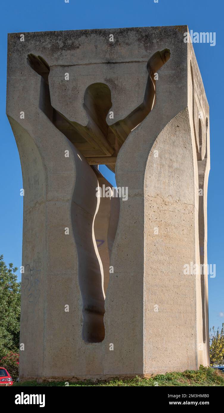 Palma di Maiorca, Spagna; dicembre 15 2022: Scultura in pietra che simula una figura umana all'ingresso principale dell'università delle Isole Baleari, Foto Stock