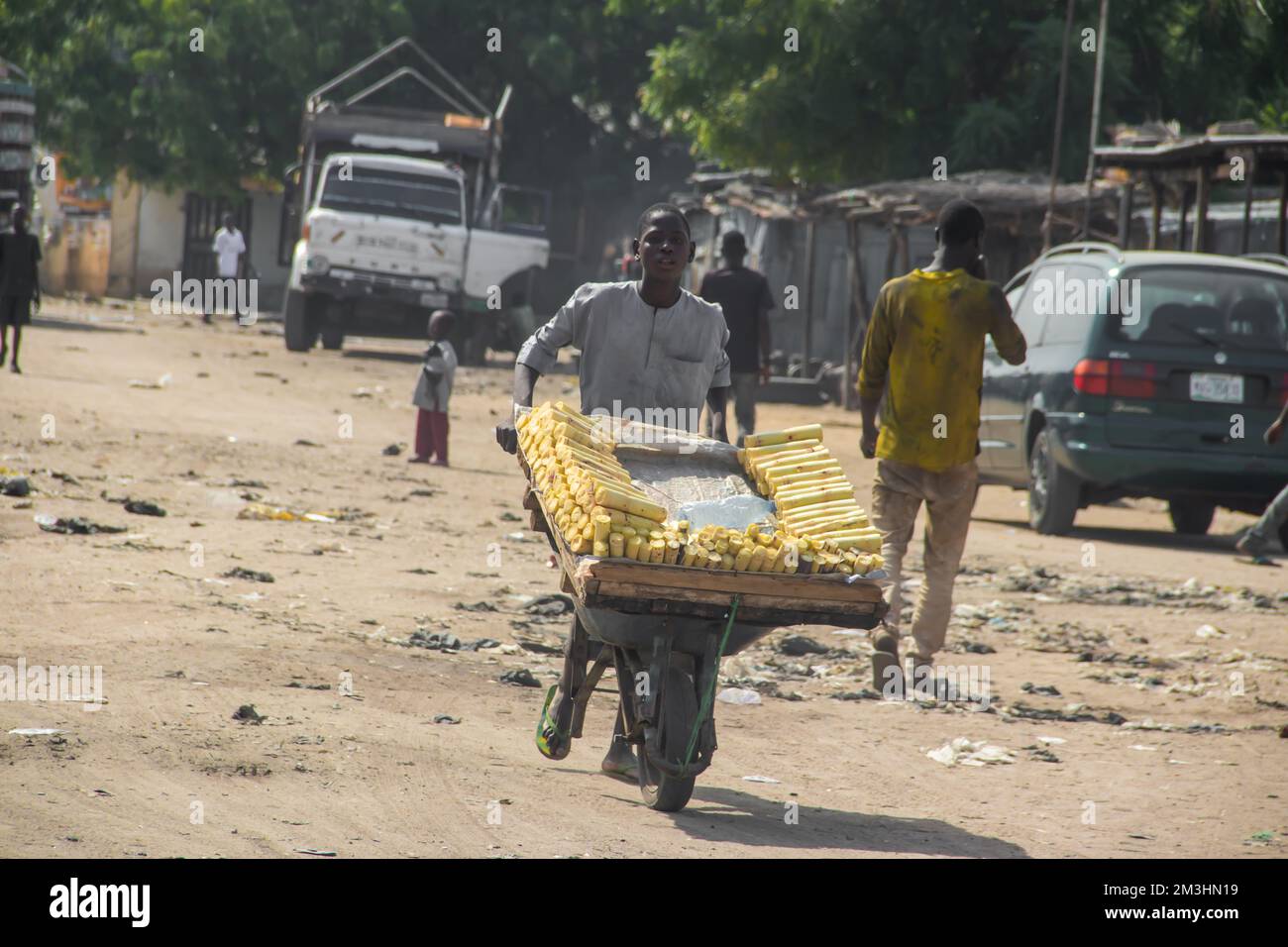 I venditori ambulanti delle strade africane vendono canna da zucchero come dolci locali, biologico sano senza additivi alimentari Foto Stock
