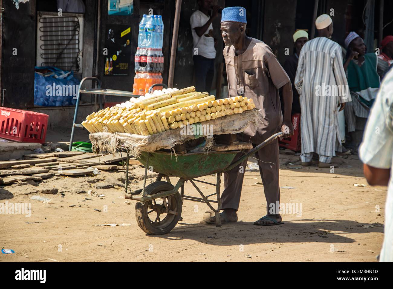 I venditori ambulanti delle strade africane vendono canna da zucchero come dolci locali, biologico sano senza additivi alimentari Foto Stock