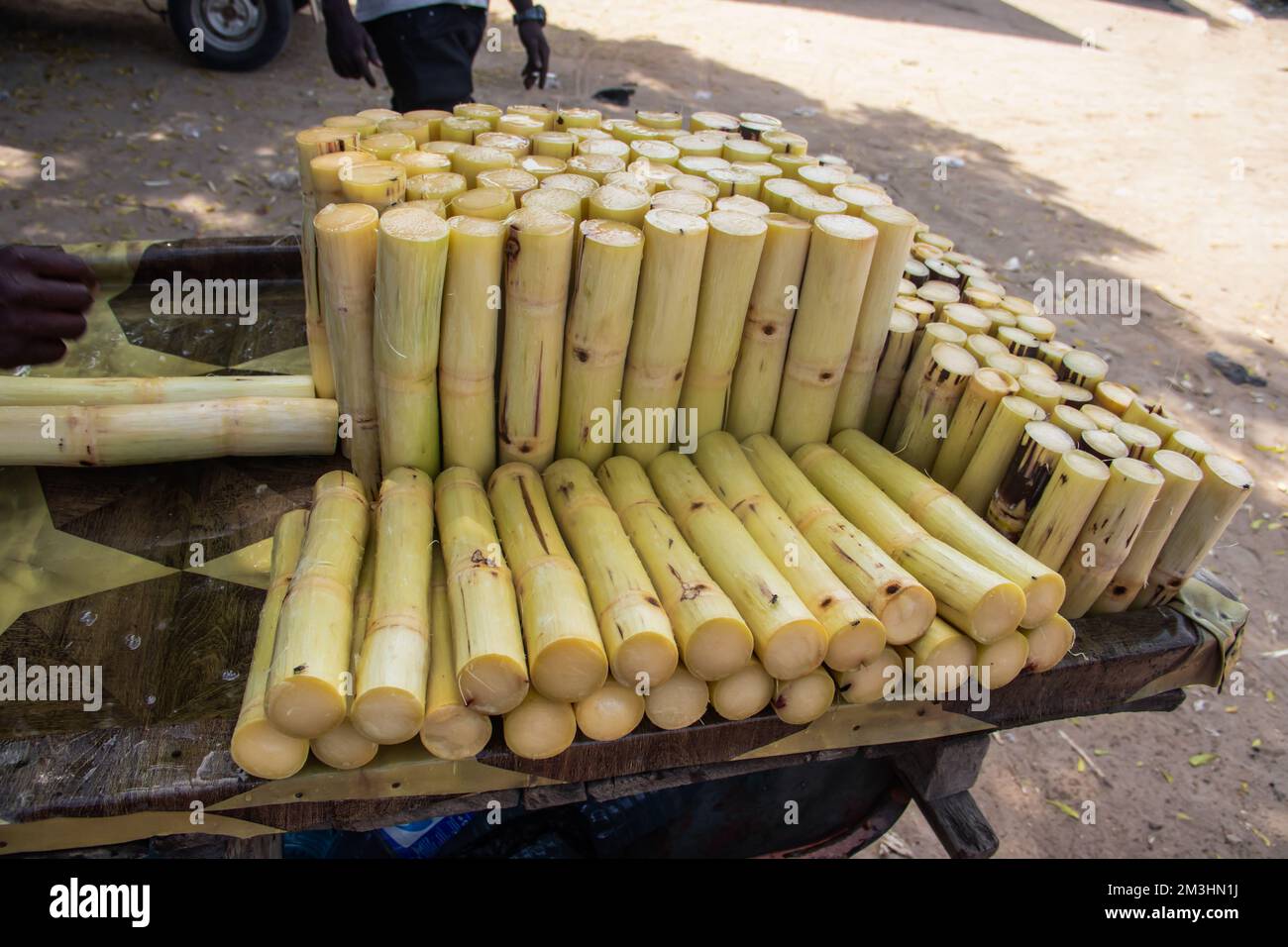 Confezioni di canna da zucchero pronte per la vendita nel mercato africano di strada Foto Stock