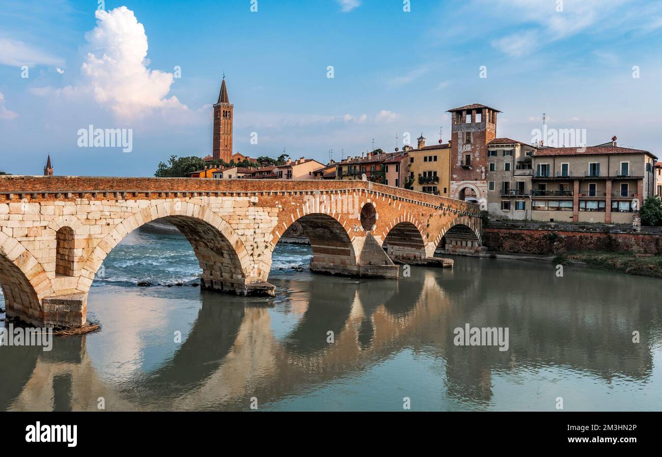 Il famoso Ponte romano di Verona (Ponte di pietra) Foto Stock