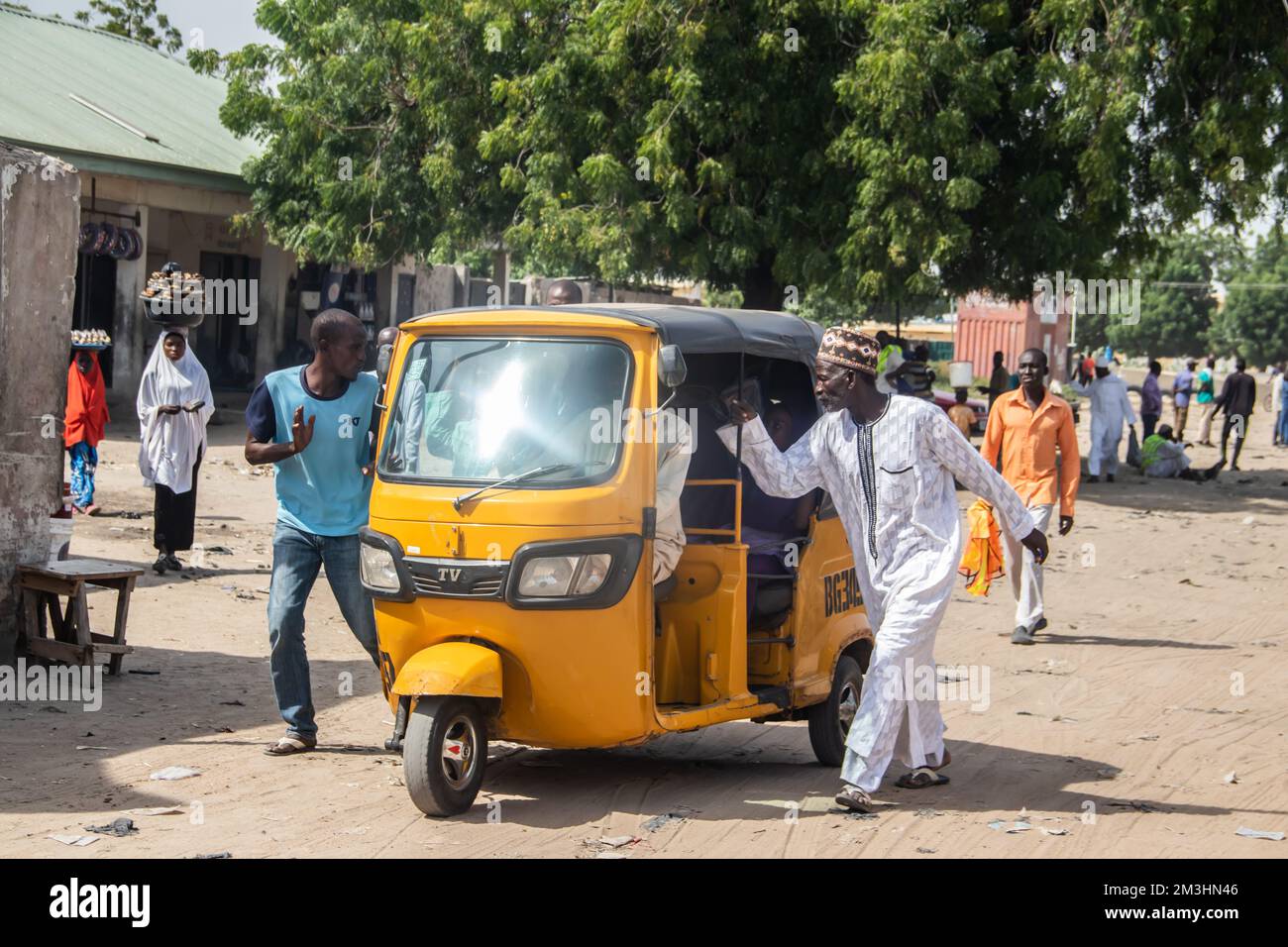 Fotografia di strada dalle strade della città nigeriana, dai venditori locali e dagli affari Foto Stock