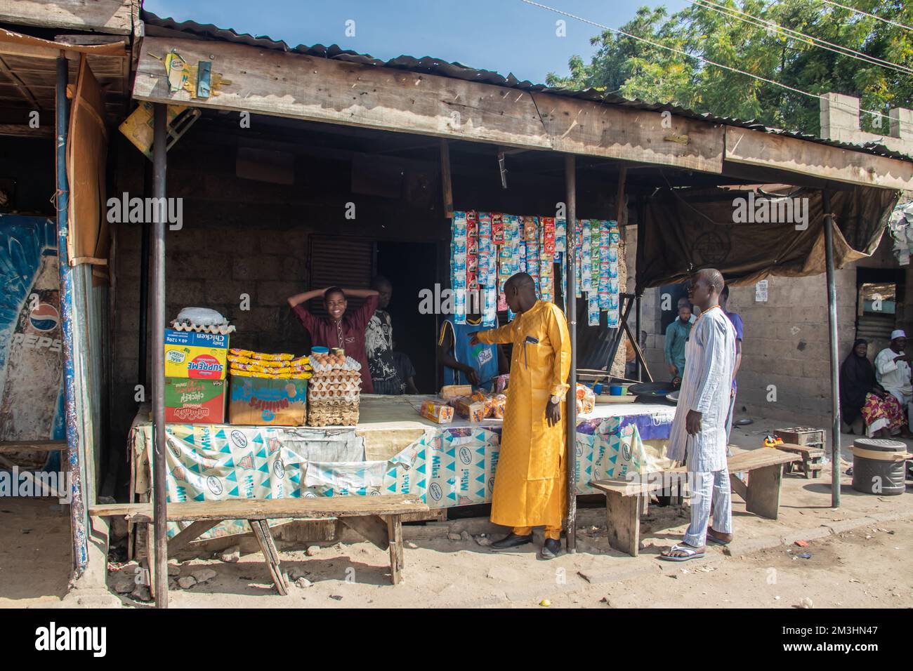 Mercato aperto africano in strade trafficate e venditori di strada, con persone affollate e traffico pubblico, piccoli negozi che vendono merci diverse Foto Stock