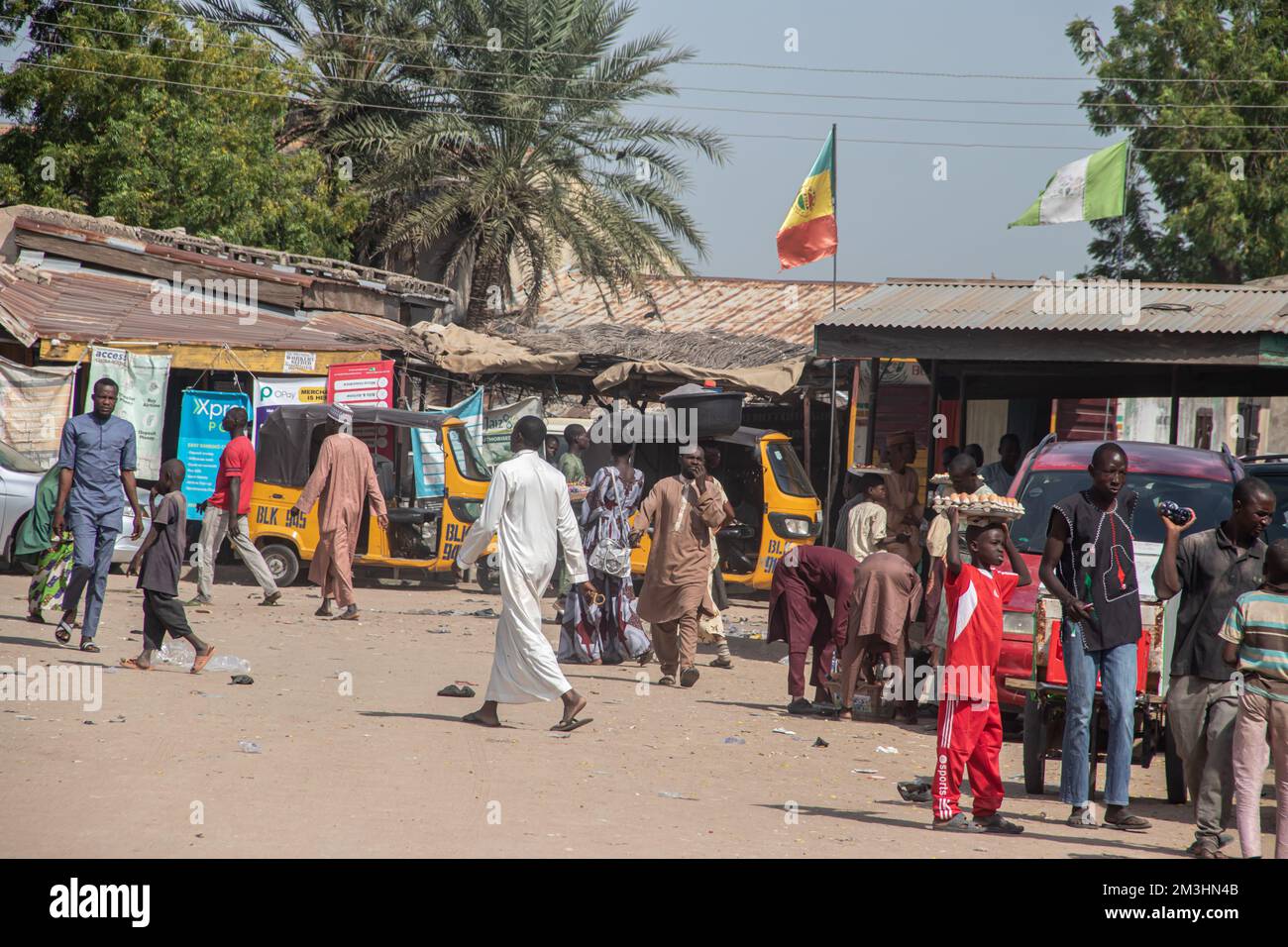 Mercato aperto africano in strade trafficate e venditori di strada, con persone affollate e traffico pubblico, piccoli negozi che vendono merci diverse Foto Stock