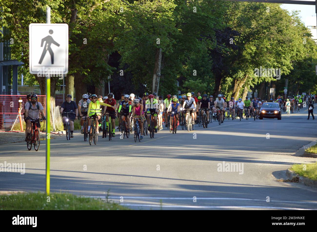 Ciclisti su Summer Street durante il rally critico di messa in bicicletta si è tenuto il 20 luglio 2022 a Halifax, Nuova Scozia, Canada a sostegno di strade sicure Foto Stock