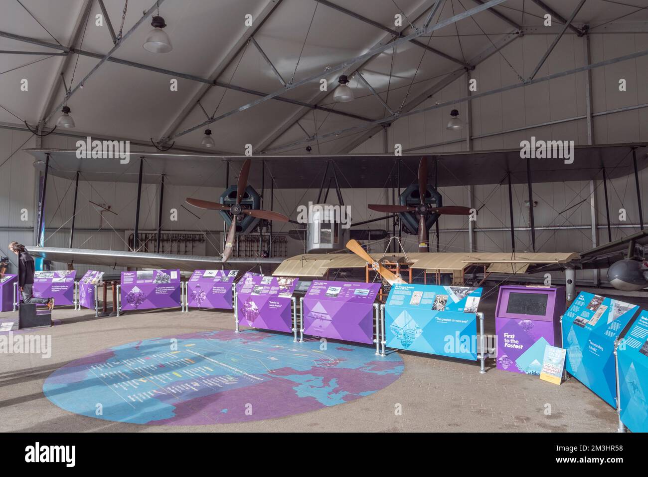 A Vickers FB27 Vimy (NX71MY, replica) simile a quello usato da Alcock e Brown per attraversare l'Atlantico nel 1919, Brooklands Museum, Surrey, Regno Unito. Foto Stock