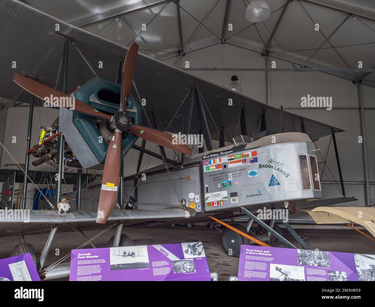 A Vickers FB27 Vimy (NX71MY, replica) simile a quello usato da Alcock e Brown per attraversare l'Atlantico nel 1919, Brooklands Museum, Surrey, Regno Unito. Foto Stock
