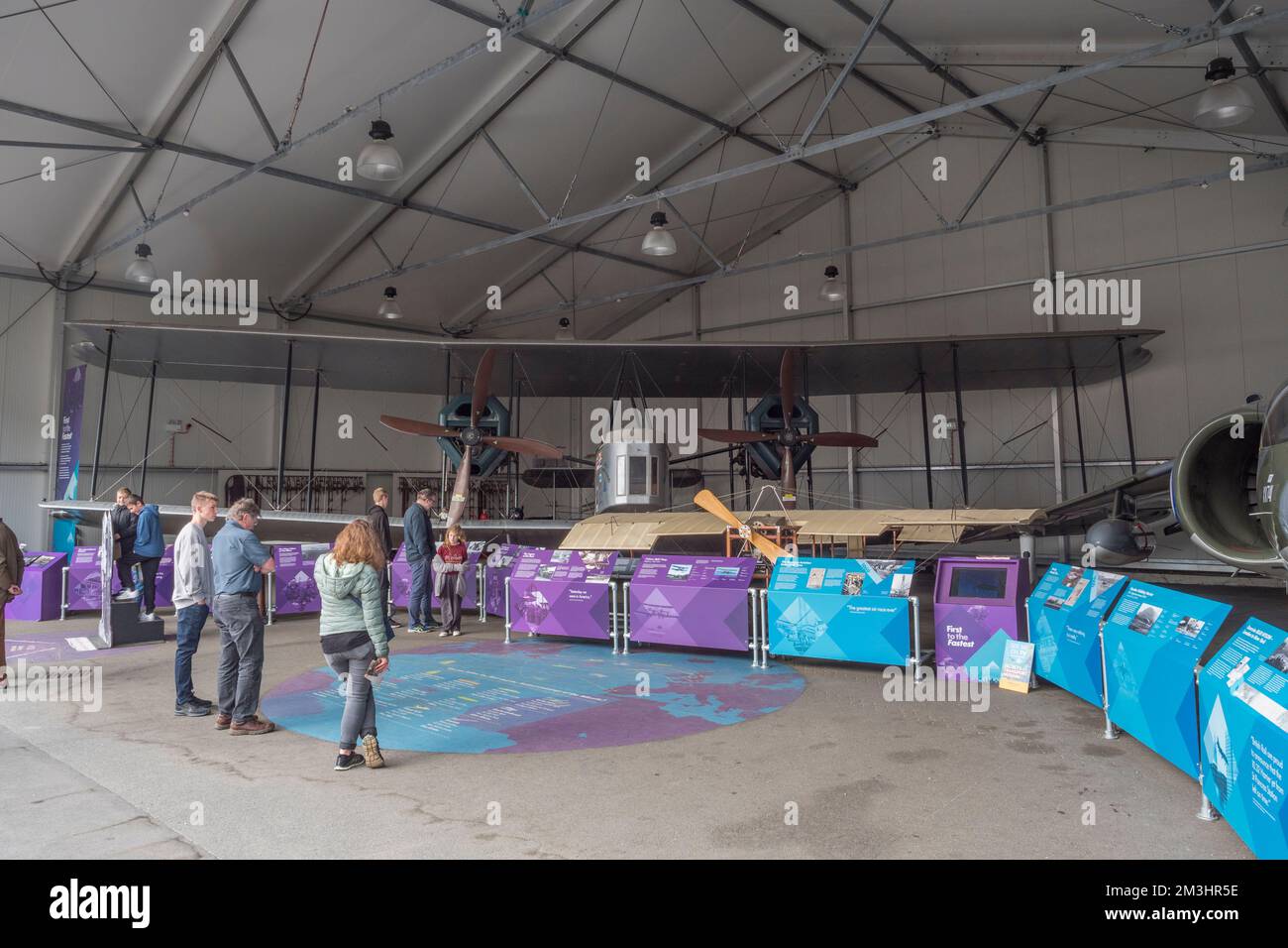 A Vickers FB27 Vimy (NX71MY, replica) simile a quello usato da Alcock e Brown per attraversare l'Atlantico nel 1919, Brooklands Museum, Surrey, Regno Unito. Foto Stock