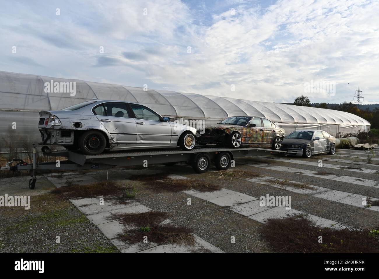 Vista laterale su tre auto da drift utilizzate per lo sport di drifting pronte per il trasporto al Grand Prix o per le corse di auto sportive. Foto Stock