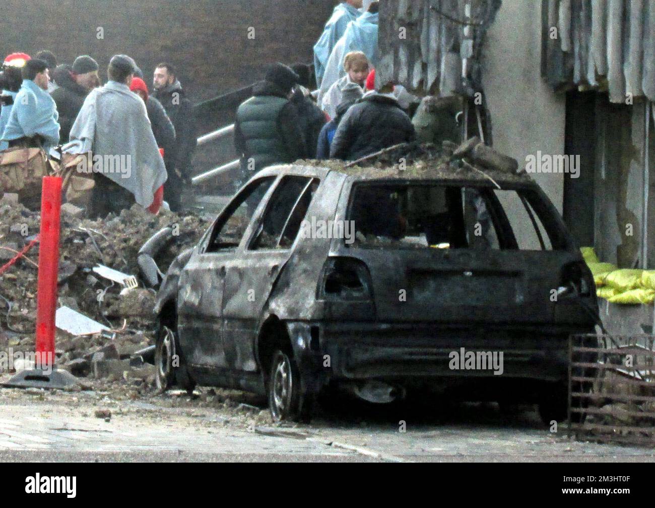 Netflix The Crown Series 6 filmata a Southend sul SEA Civic Centre mascherata come una strada in Kosovo durante la visita del primo ministro Tony Blair durante la guerra del 1999 Foto Stock