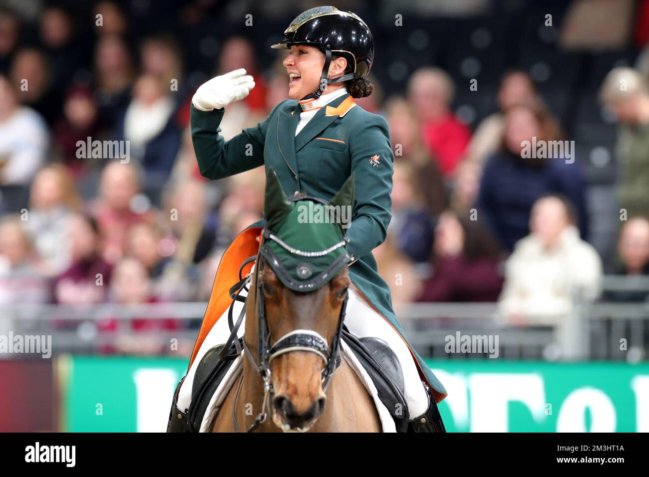 Excel Centre, Londra, Regno Unito. 15th Dec, 2022. 2022° International Horse of the Year Show Day 1; Abigail Lyle d'Irlanda cavalcando Giraldo Waves ai suoi fan dopo essersi trasferito al secondo posto. Credit: Action Plus Sports/Alamy Live News Foto Stock