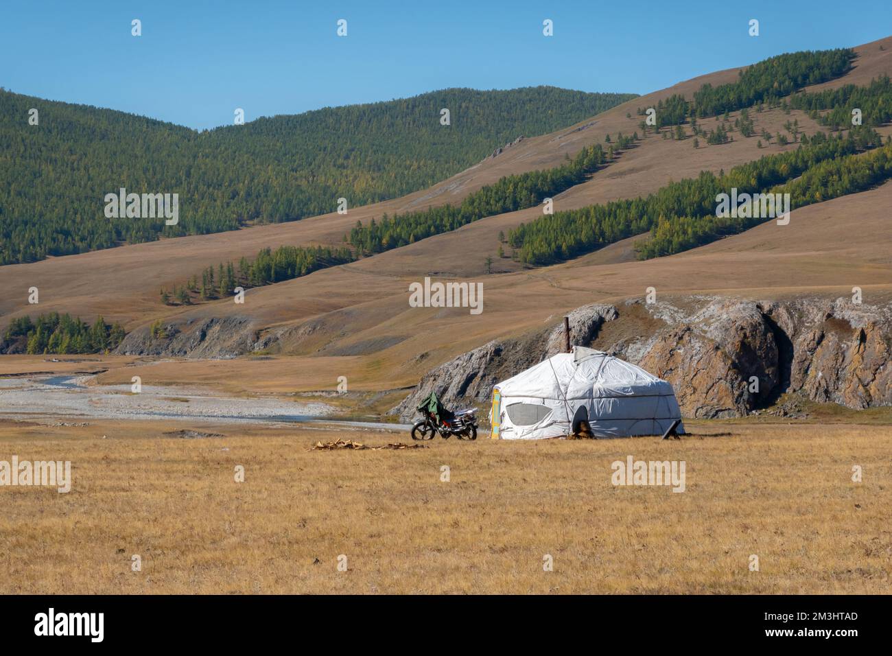 Persone nomadi yurta nel paesaggio rurale della Mongolia. Tenda GER ai piedi con splendide montagne sullo sfondo nelle giornate di sole. Foto Stock