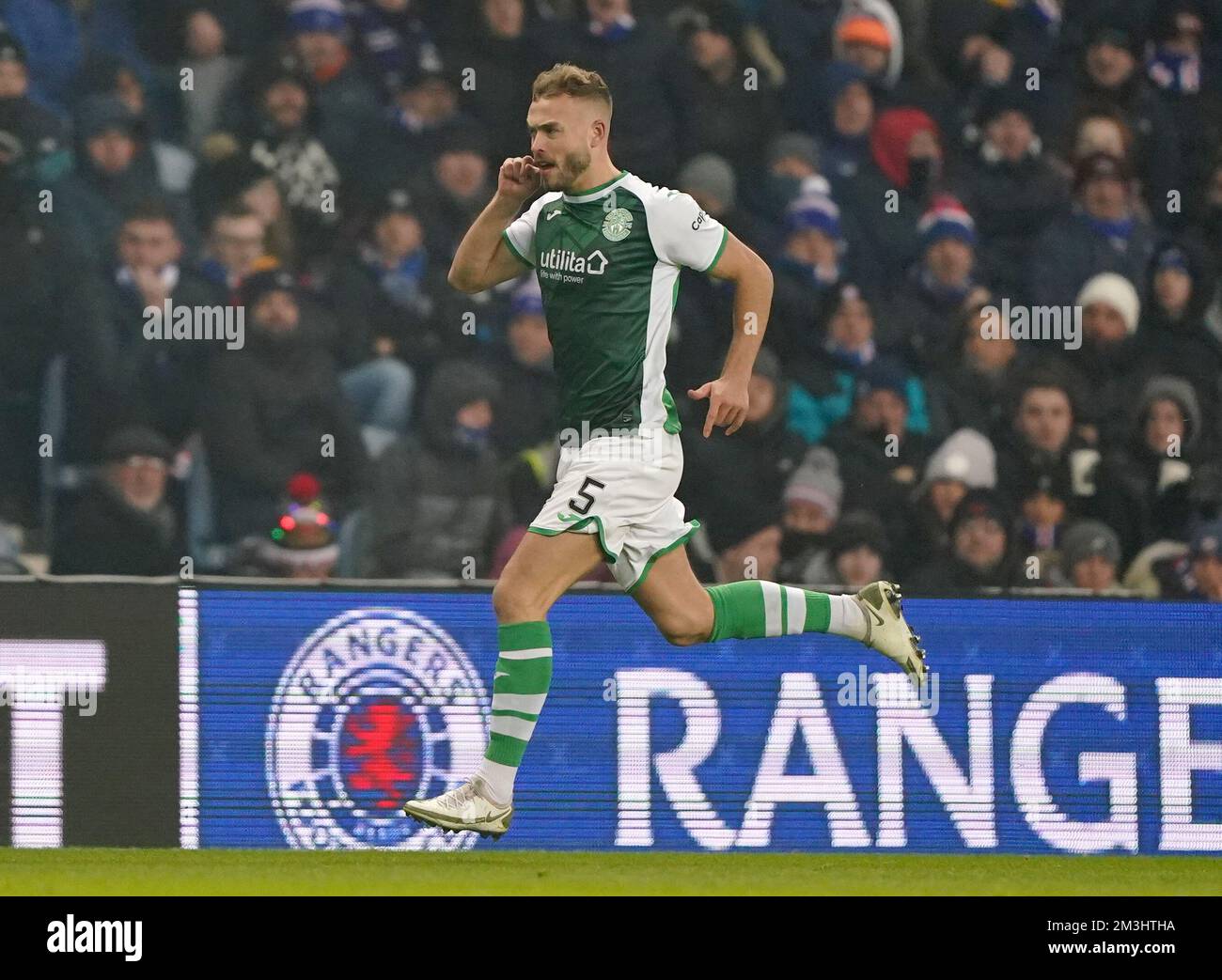 Ryan Porteous di Hibernian festeggia il primo goal della partita durante la partita Cinch Premiership allo stadio Ibrox di Glasgow. Data immagine: Giovedì 15 dicembre 2022. Foto Stock