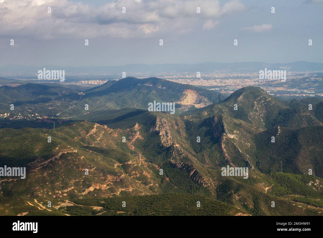 vista montagna cielo con nuvole estate montagne verde Foto Stock