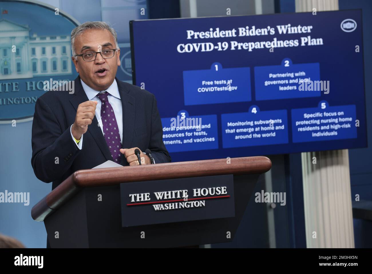 Washington, Stati Uniti. 15th Dec, 2022. Il Coordinatore di Risposta del COVID-19, il Dott. Ashish Jha​, parla durante un briefing quotidiano alla stampa nella Sala Briefing della Stampa di James S. Brady presso la Casa Bianca a Washington, DC giovedì 15 dicembre 2022. Foto di Oliver Contreras/UPI Credit: UPI/Alamy Live News Foto Stock