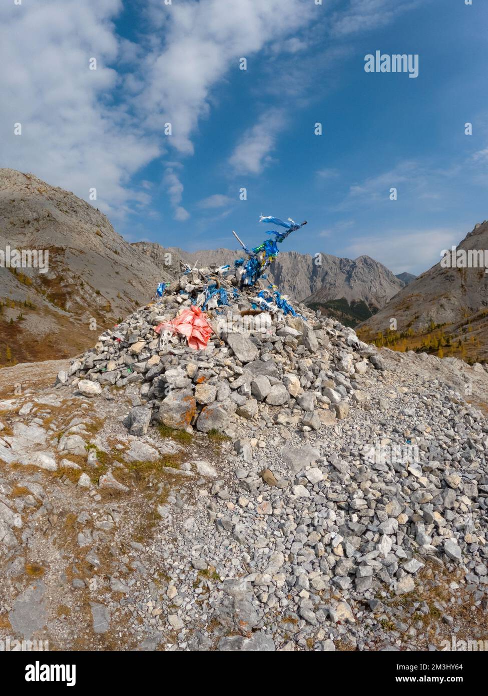 Un mucchio di pietre messe insieme per rituali sciamani in Mongolia. Sacro cauro di roccia composto per la cerimonia spirituale pagana, cielo blu e nuvole nella parte posteriore Foto Stock