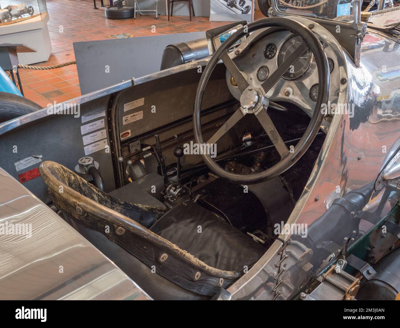 Cabina di pilotaggio su un'auto da corsa Napier-Railton con motore aerodinamico costruita nel 1933, progettata da Reid Railton, presso il Brooklands Museum, Surrey, Regno Unito. Foto Stock