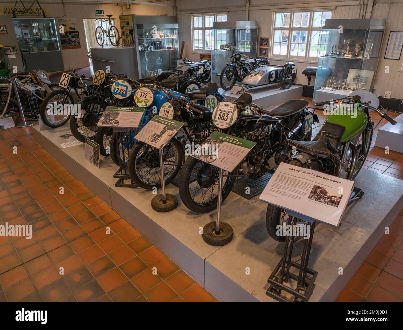 Vista generale delle motociclette da corsa esposte al Brooklands Museum, Surrey, Regno Unito. Foto Stock