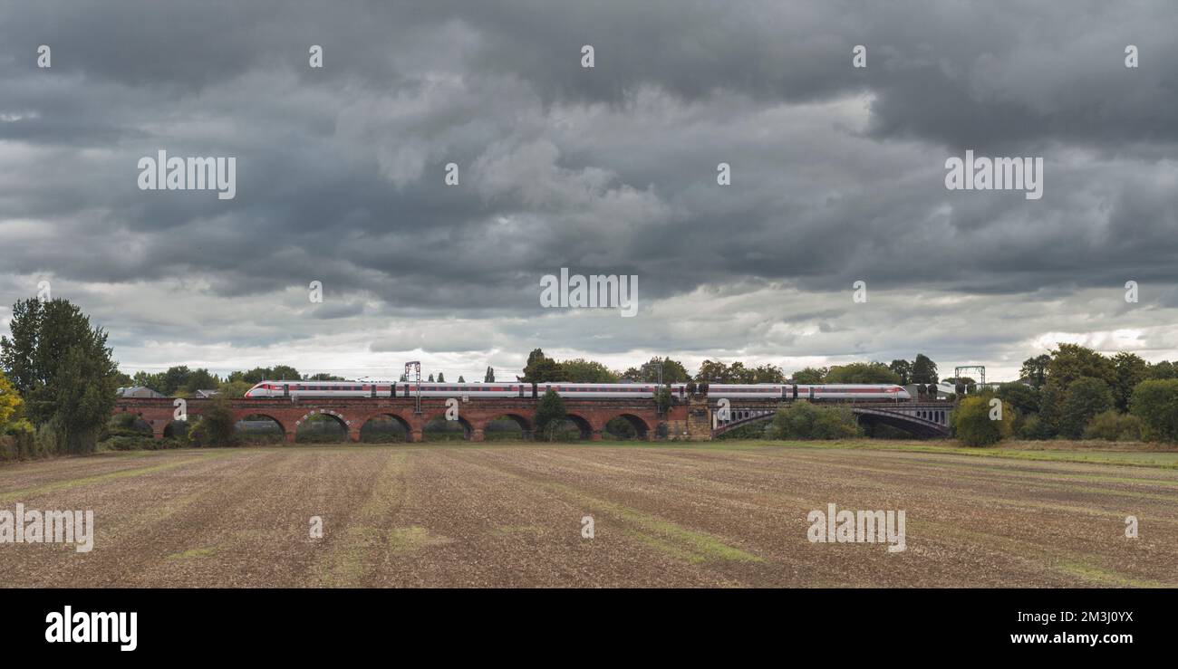 London North Eastern Railway Hitachi AT300 classe 800 treno bi-mode che attraversa il viadotto ad arco di mattoni a Wakefield Foto Stock