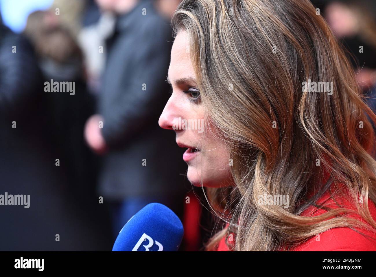 Monaco, Germania. 15th Dec, 2022. L'attrice Marie Burchard presenta un'intervista alla prima del film 'Oscar's Dress' presso l'Astor Film Lounge dell'ARRI. Credit: Felix Hörhager/dpa/Alamy Live News Foto Stock