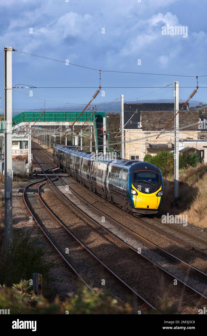 Avanti West Coast Class 390 treno Alstom Pendolino sulla linea principale della costa occidentale passando per Hest Bank Foto Stock
