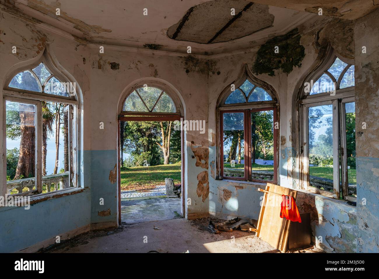 Vecchia stanza di stabito di residenza abbandonata in stile gotico. Foto Stock