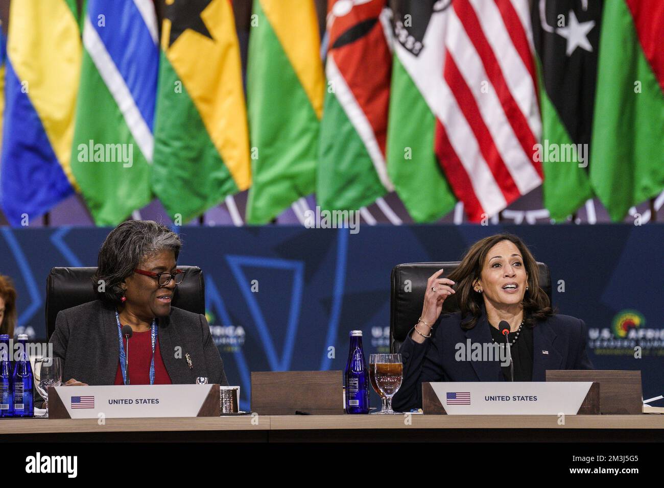 Washington, Stati Uniti. 15th Dec, 2022. Linda Thomas-Greenfield, Segretario del Gabinetto degli Stati Uniti, e il Vice Presidente Kamala Harris partecipano al pranzo di lavoro del Summit dei leader USA-Africa sulla cooperazione multilaterale al Walter E. Washington Convention Center di Washington, DC giovedì 15 dicembre 2022. Foto di Yuri Gripas/UPI Credit: UPI/Alamy Live News Foto Stock