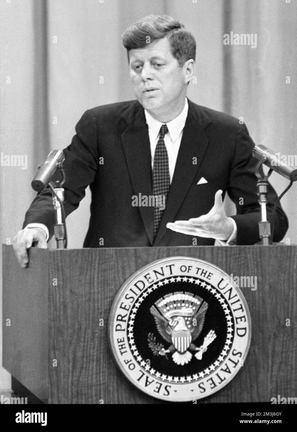 **FILE FOTO** Archivio Nazionale rilascio classificati JFK assassinio file. Il presidente degli Stati Uniti John F. Kennedy conduce la sua quinta conferenza stampa all'Auditorium del Dipartimento di Stato di Washington, DC mercoledì 1 marzo 1961. Il Presidente ha annunciato di aver firmato un Ordine esecutivo che prevede la costituzione temporanea di un corpo di pace e di aver inviato un messaggio al Congresso che propone l'autorizzazione di un corpo di pace permanente. Credito: Arnie Sachs/CNP /MediaPunch Foto Stock