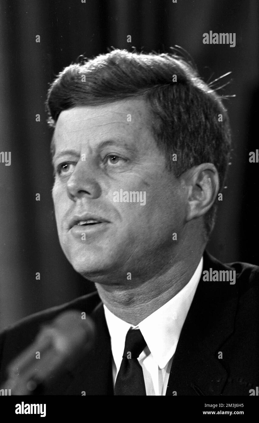 **FILE FOTO** Archivio Nazionale rilascio classificati JFK assassinio file. Il Presidente degli Stati Uniti John F. Kennedy si rivolge alla nazione alla radio e alla televisione durante l'accumulo di armi sovietiche a Cuba dalla Casa Bianca di Washington, DC lunedì 22 ottobre 1962. Credito: Arnie Sachs/CNP /MediaPunch Foto Stock