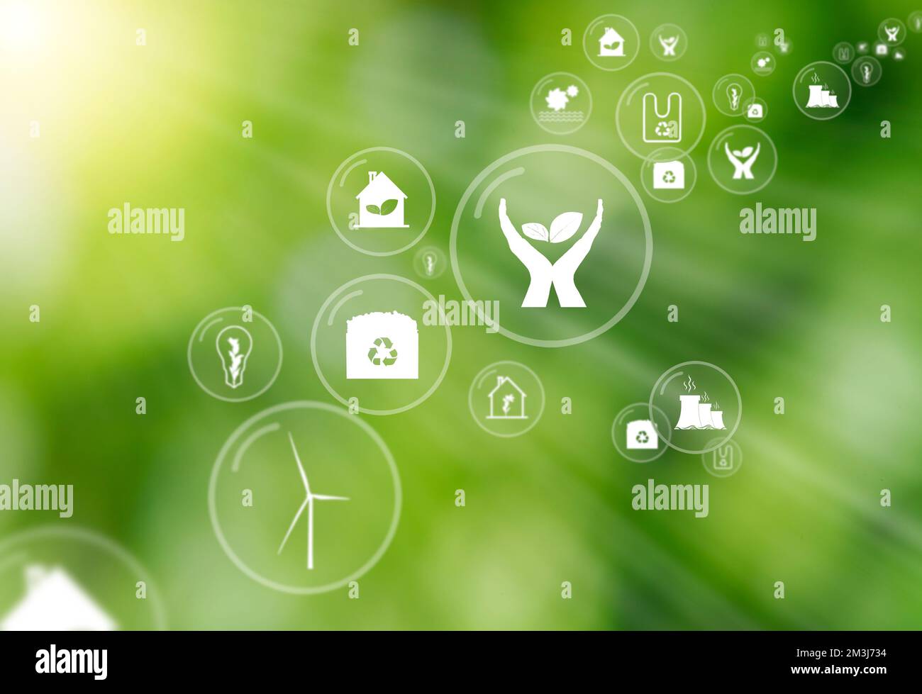 Sfondo verde sfocato con raggi solari e icone multiple all'interno di bolle galleggianti come simbolo di proteggere l'ambiente e la natura. Foto Stock