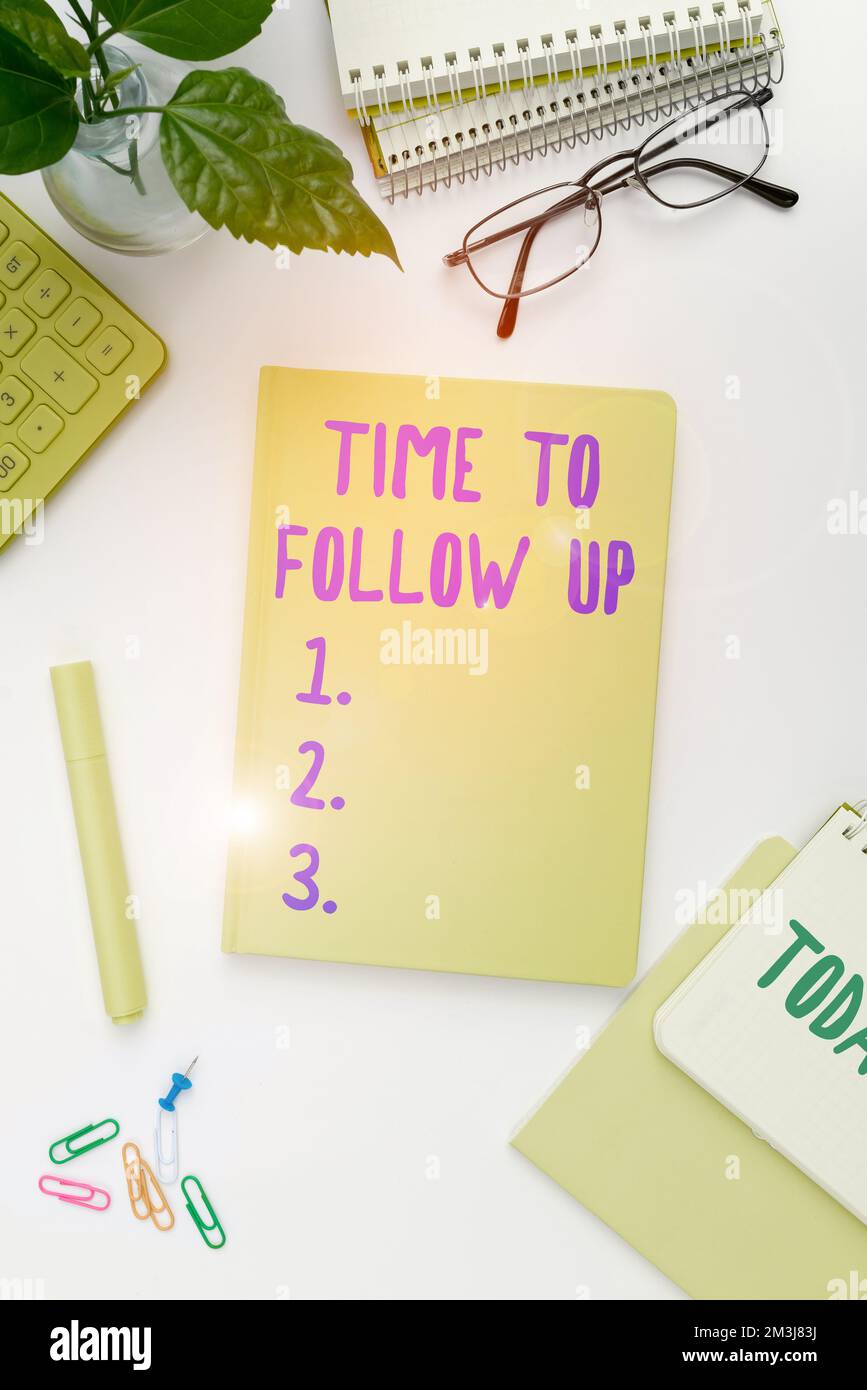 Testo che mostra il tempo di ispirazione per il follow-up. Idea aziendale richiesta dell'attività precedente o continuazione delle informazioni Foto Stock