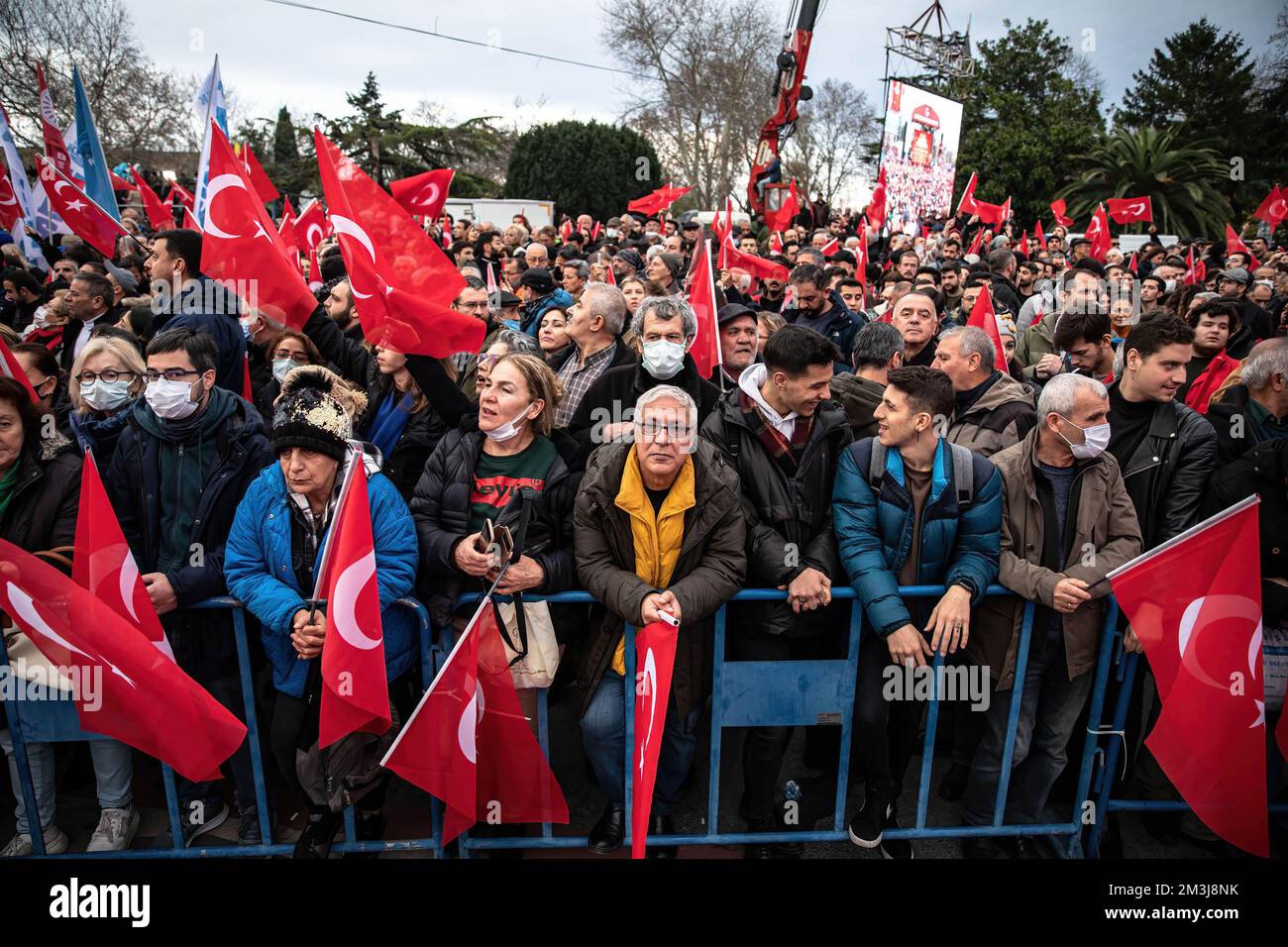 Istanbul, Turchia. 15th Dec, 2022. I sostenitori del sindaco metropolitano di Istanbul Ekrem Imamoglu con le bandiere turche partecipano al rally. I sostenitori del sindaco metropolitano di Istanbul Ekrem Imamoglu si sono riuniti per un raduno di fronte all'edificio del comune metropolitano di Istanbul dopo che il tribunale turco ha condannato Imamoglu a 2 anni e 7 mesi di carcere per aver insultato i funzionari delle elezioni. Credit: SOPA Images Limited/Alamy Live News Foto Stock