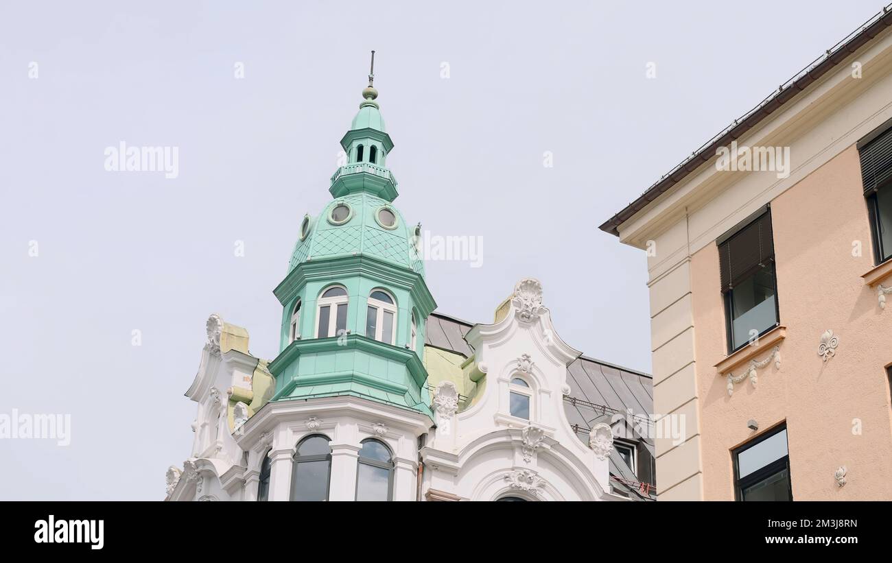 Vista ad angolo basso di uno splendido edificio con cupola turchese chiara di una torre. Azione. Concetto di architettura, strada di una città vecchia Foto Stock