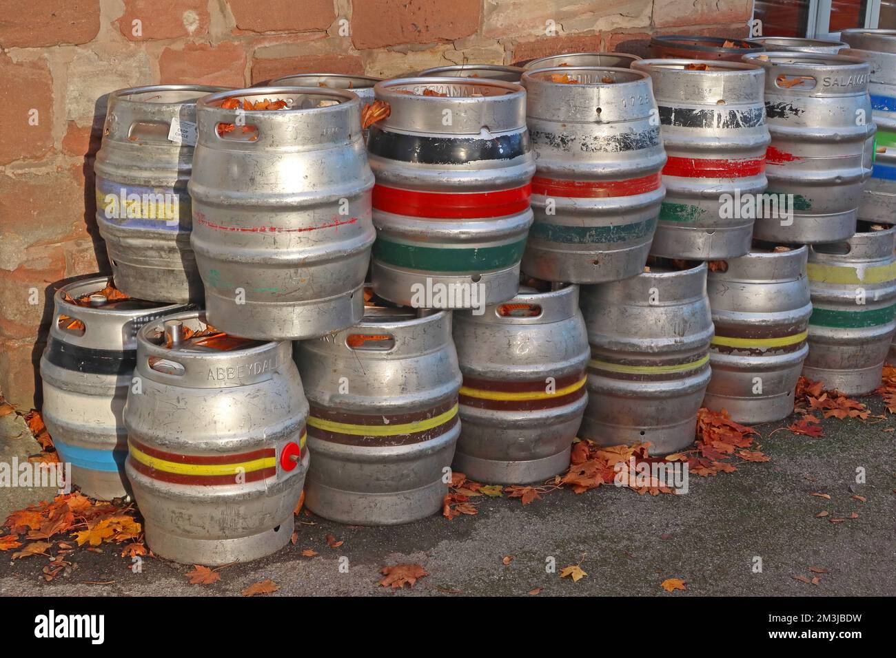 Pile di barili di birra, barili artigianali da 30 litri, Cheshire, Inghilterra, Regno Unito Foto Stock