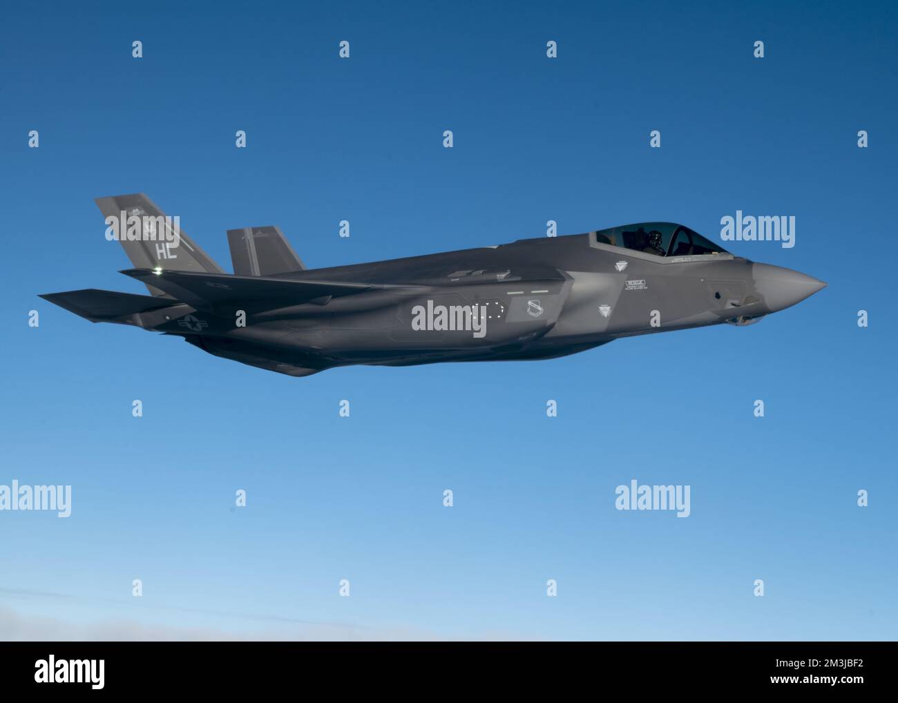 NEGLI STATI UNITI Air Force F-35 Lightning II di Hill Air Force base vola in formazione con un KC-135 Stratotanker della Fairchild Air Force base durante una missione di rifornimento aereo di routine il 12 dicembre 2022. I piloti F-35 e l'equipaggio KC-135 hanno condotto la missione per soddisfare i requisiti di addestramento per il rifornimento di aria e migliorare la preparazione della missione. (STATI UNITI Foto dell'Aeronautica militare del personale Sgt. Lawrence Sena) Foto Stock