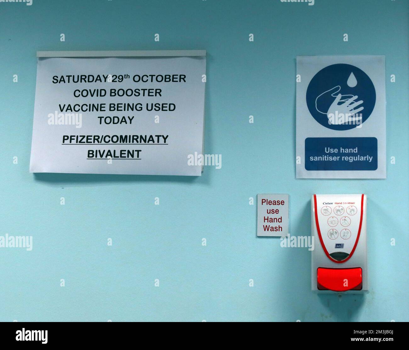 UK Doctors GP surgery, Covid booster station, Pfizer Comirrnaty bivalent, in uso oggi, Stockton Heath, Warrington, Cheshire, Inghilterra, UK,WA4 6HJ Foto Stock
